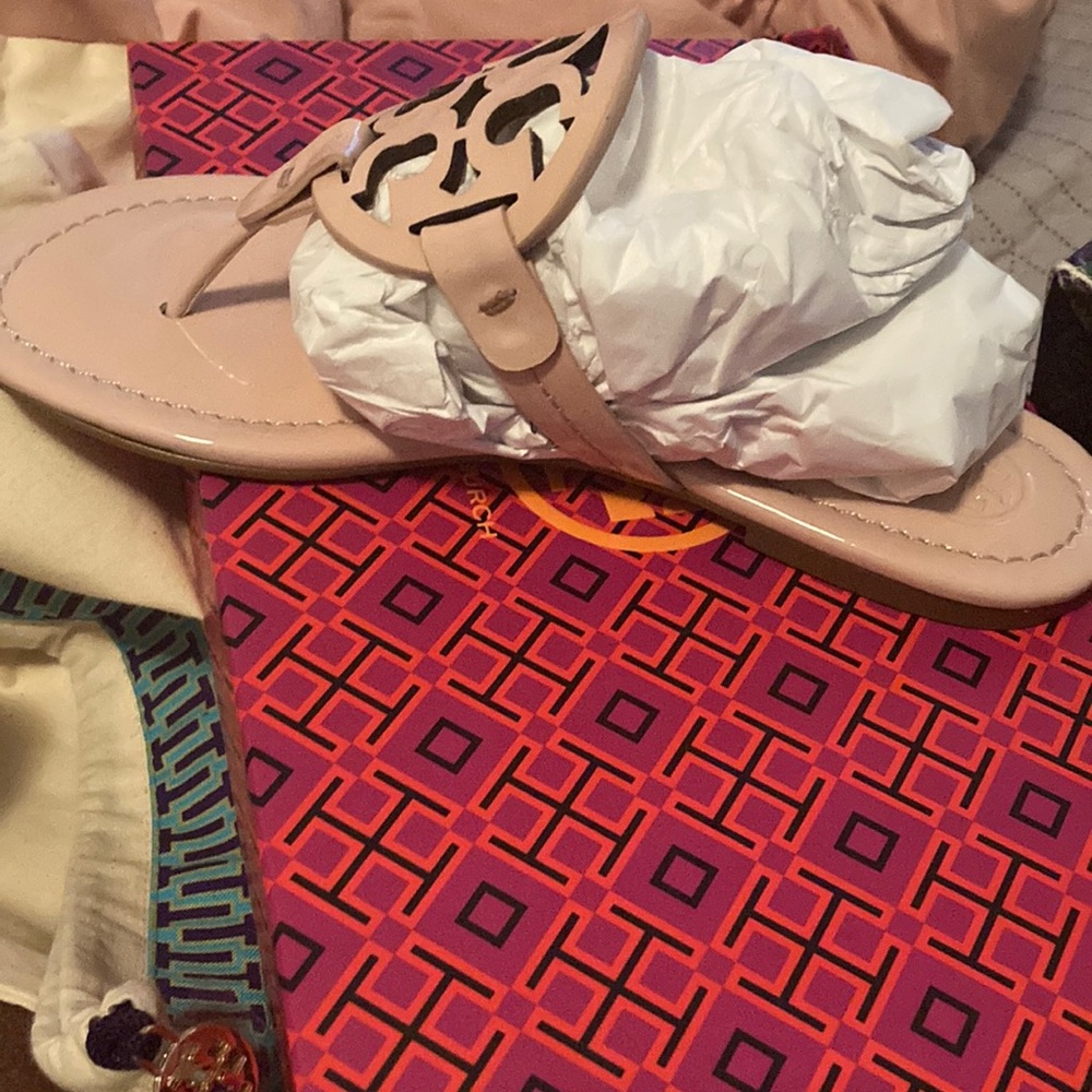 Tory Burch women size 7 I paid $230 for them I want $200